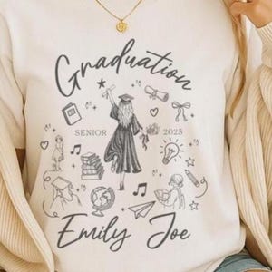 Trendy Graduation Doodle T-Shirt Geschenk für Studenten Graduate Shirt Senior 2025 Class, Custom Class of 2025 GRADUATION SHIRT | Älter