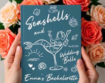 Könnte beinhalten: Ein türkisblaues Notizbuch mit weißen Illustrationen, darunter eine Meerjungfrau in einem Cocktailglas, Muscheln und dem Text "Seashells and Wedding Bells". Umgeben von einem Strauß aus orangefarbenen und pfirsichfarbenen Rosen.