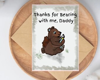 Karta z okazji Dnia Ojca „Miś i uścisk” | Karta z kalamburem do druku (do pobrania w wersji cyfrowej)