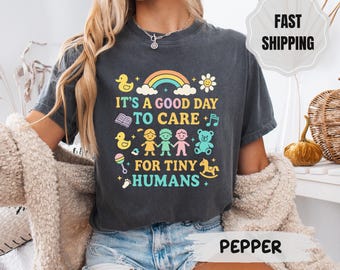 Camiseta con estampado "Cuidado con los pequeños humanos" para maestros con colores cómodos
