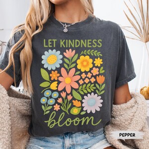 Camiseta "Deja que la bondad florezca", camiseta retro floral de colores cómodos para el Día Mundial de la Bondad. imagen 2