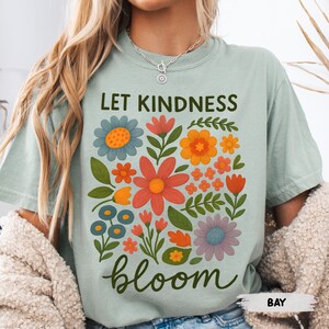 Camiseta "Deja que la bondad florezca", camiseta retro floral de colores cómodos para el Día Mundial de la Bondad. imagen 5