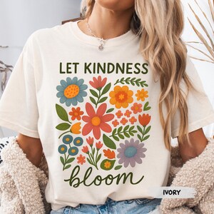 Camiseta "Deja que la bondad florezca", camiseta retro floral de colores cómodos para el Día Mundial de la Bondad. imagen 1