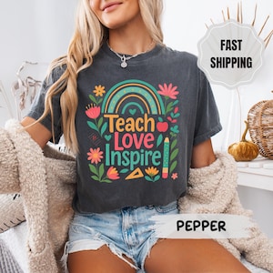 Camisa bohemia para maestra: camiseta floral con colores cómodos - Teach Love Inspire