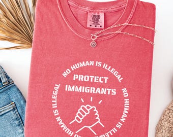移民保護コンフォートカラーTシャツ：社会正義活動家シャツ、盗まれた土地に違法な人間はいないシャツ、ICE廃止シャツ