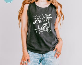 Puede incluir: Una camiseta de tirantes gris carbón con un gráfico de líneas blancas que representa una escena de playa con un sol, una palmera, una sombrilla y una tumbona. La prenda se combina con unos vaqueros de mezclilla azul claro con efecto lavado.
