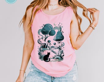 Puede incluir: Una camiseta sin mangas de color rosa claro con una ilustración gráfica de un gato negro sentado en un paisaje forestal estilizado con árboles de color verde azulado, líneas onduladas y una pequeña luna creciente. Tiene cuello redondo.