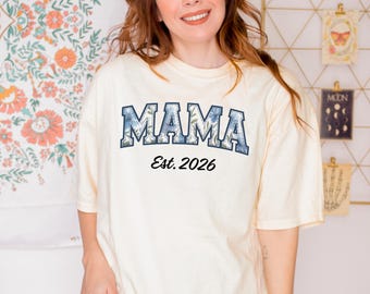 Mama est 2026 shirt comfortkleuren, aangepast jaar mama shirt, nieuw moeder cadeau gepersonaliseerd shirt, Moederdagcadeau, eerste keer moeder shi