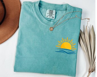 Maglietta Coastal Comfort Colors: maglietta grafica Sun & Waves, maglietta con vibrazioni estive
