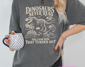 Camiseta retro "Los dinosaurios nunca leen", camiseta divertida de dinosaurios, camiseta para amantes de los libros, camiseta con colores que reconfortan a los profesores, regalo para bibliotecarios, camiseta con humor lector.