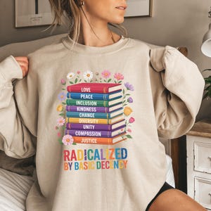 Radikaliserad av grundläggande anständighet Hoodie och tröja, Böcker om kärlek Fred vänlighet Enhet Rättvisa T-shirt, Aktivist Anti-hat Pro Jämlikhet Kläder