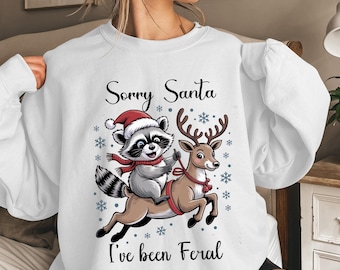 Sorry Santa I've Been Feral sweater en hoodie, grappig kerstshirt wasbeer, leuke vakantiehoodie, wilde kerstcadeau voor haar of hem