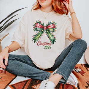 Camiseta navideña Comfort Colors Coquette Aesthetic, Camiseta de regalo navideña para mujer, Camiseta navideña con lazo, Camiseta con lazo para el pelo navideña