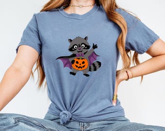 Maglietta di Halloween Comfort Colors, Maglietta con zucca e procione, Maglietta autunnale a maniche lunghe, Estetica della stagione spettrale, Maglietta autunnale accogliente, Regalo di Halloween