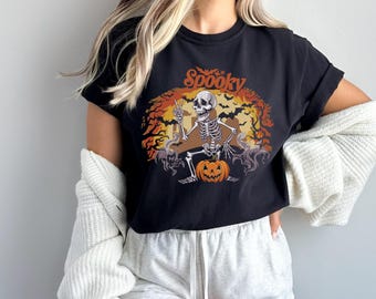Maglietta con scheletro spettrale Comfort Colors®, maglietta di Halloween, maglietta con zucca, maglietta retrò di Halloween, maglietta con scheletro di Halloween