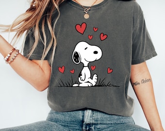 Camiseta Comfort Colors com estampa de cachorro fofo para o Dia dos Namorados, para ele, para ela e para crianças. Camiseta com desenho animado. Presente perfeito para ele. Desenho animado divertido. Camiseta ideal para o Dia dos Namorados.