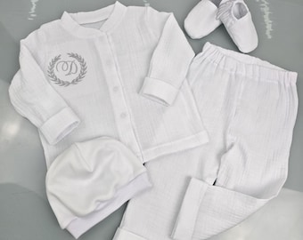 Traje de bautizo de muselina para niño