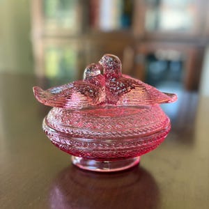 Vintage Rosy Pink Glass Love Birds on a Nest – Dalzell Viking