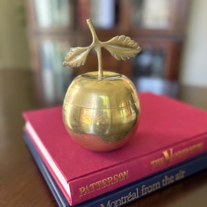 Vintage Brass Apple Container with Lid – Mid Century Decorative Brass Fruit Box