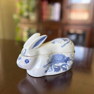 蓋付きブルー＆ホワイトセラミックバニーディッシュ：花柄小物入れ