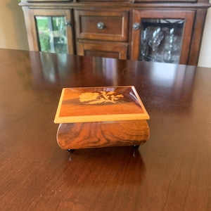 Vintage Italian Inlaid Wood Music Box – Floral Marquetry Lid