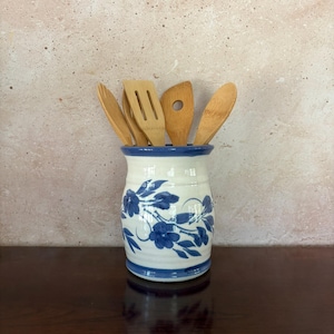 Jarrón de cerámica de estudio azul y blanco hecho a mano – Cerámica rústica con pinceladas florales – Portautensilios