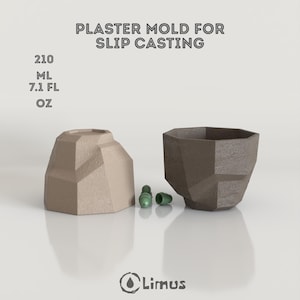 Peut inclure: Un moule en plâtre pour le coulage en barbotine, comprenant un moule en forme de roche brun clair et une tasse géométrique marron foncé. Comprend des bouchons verts et le texte "PLASTER MOLD FOR SLIP CASTING". La tasse a une capacité de 210 ml.