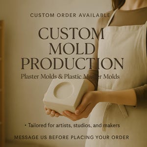 Può includere: Una persona tiene in mano uno stampo in gesso bianco. Il testo "CUSTOM MOLD PRODUCTION" è visualizzato sopra lo stampo. Il testo "Plaster Molds & Plastic Master Molds" è visualizzato sotto lo stampo. Il testo "• Tailored for artists, studios, and makers" è visualizzato sotto lo stampo. Il testo "MESSAGE US BEFORE PLACING YOUR ORDER" è visualizzato sotto lo stampo.