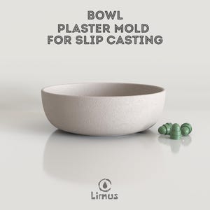 Könnte beinhalten: Eine hellbeige Schüssel mit strukturierter Oberfläche, entworfen für den Gießprozess. Das Bild enthält den Text "BOWL PLASTER MOLD FOR SLIP CASTING". Drei kleine grüne Objekte befinden sich neben der Schüssel. Das Limus-Logo befindet sich unten.