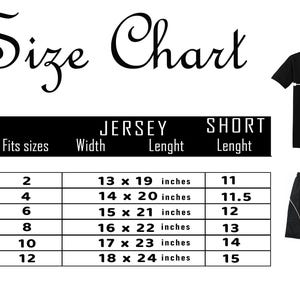 Może przedstawiać: Tabela rozmiar&oacute;w z wymiarami dla koszulek i szort&oacute;w. Zawiera rozmiary etykiet, rozmiary dopasowania, szerokość i długość w calach. Pokazano czarny t-shirt i szorty.