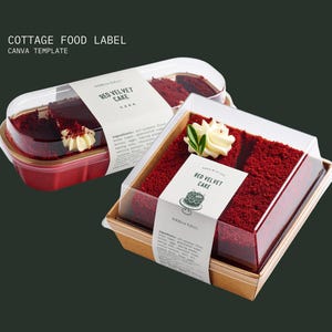 Pode incluir: Dois recipientes de fatias de bolo de veludo vermelho com cobertura branca e um raminho de vegetação. Os bolos estão em recipientes de plástico transparente com rótulos que dizem "Red Velvet Cake" e "Wildflower Bakery". O texto "Cottage Food Label Canva Template" está no topo.