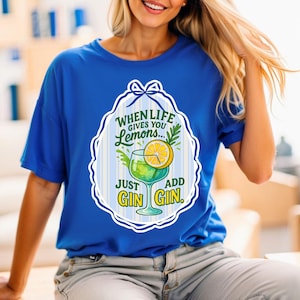 Cuando la vida te da limones, solo agrega ginebra PNG: diseño divertido de sublimación de limón y cóctel, gráfico de bebida de verano retro.