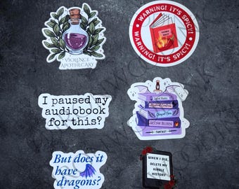 Puede incluir: Una colección de seis pegatinas de vinilo con diseños de libros. Incluye una botella de poción etiquetada Violence Apothecary, un círculo de advertencia rojo, una pila de libros morados y pegatinas con texto que dicen I paused my audiobook for this?, But does it have dragons?, y When I die, delete my kindle history.