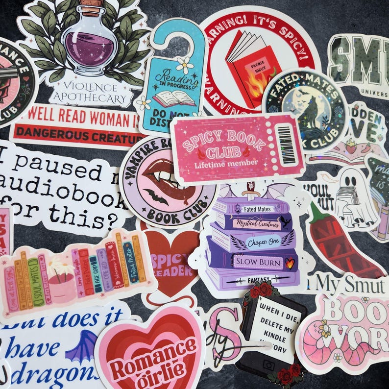 Pu&ograve; includere: Una collezione di adesivi in vinile assortiti con temi letterari, inclusi testi come Spicy Book Club, Violence Apothecary e Romance Girlie, insieme a illustrazioni di libri, fantasmi, cuori e pozioni in vari colori.