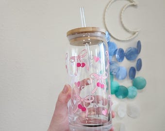 Coquette roze kersen en strikken glazen beker, bamboe deksel, acryl rietje 20 oz