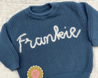 Pull avec prénom brodé à la main