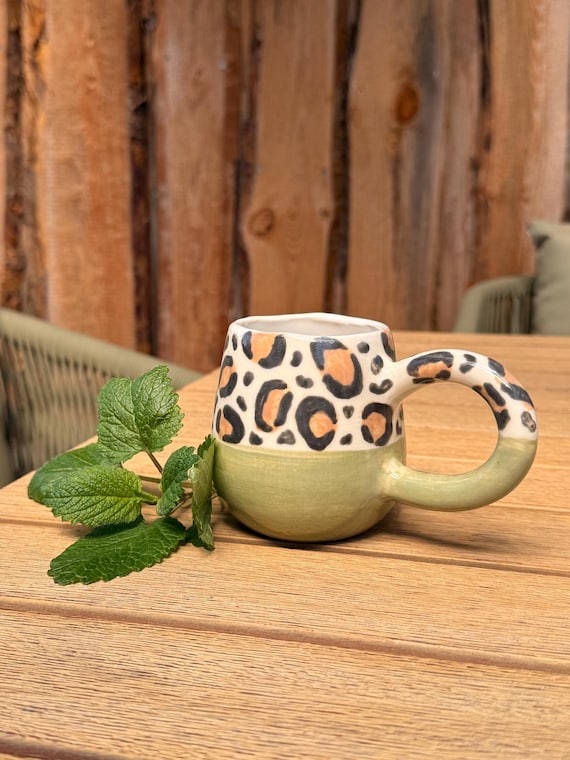 Handgetöpferte Leo-Tasse – dein Becher für den ganzen Tag (240 ml)