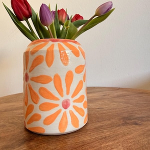 Handgemachte Keramik Vase mit orange Blumen – moderne Blumenvase – Sommer Deko – Geschenkidee