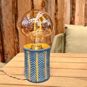 Keramisk lampa, blå och guld – handgjord – modern bordslampa – unikt exemplar – lampfot med sockel – 2 m kabel