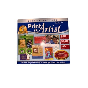 Puede incluir: Una caja de software Print Artist Versión 22, Silver Edition. La caja muestra ejemplos de proyectos de impresión, incluyendo fotos y diseños. La caja anuncia 8.000+ diseños, 115.000 gráficos y 500+ fuentes.
