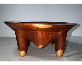 Cuenco ceremonial de madera tallada de estilo antiguo para kava de Fiji, con tres patas.