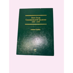 以下が含まれることがあります： Fifty State Commemorative Quarters 1999-2008およびArchival Qualityと金色の文字で記された、濃い緑色のテクスチャ加工が施されたコインコレクションフォルダー。表紙の中央には小さな金色のロゴと水平な金色の線が配置されています。