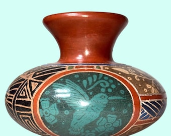 Vaso de barro artesanal com beija-flor, estampa floral geométrica multicolorida, assinado.