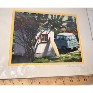 Op de afbeelding: Origineel schilderij met een wit gebouw met een rood omlijst raam, een lichtblauwe bestelwagen en een surfboard. Het kunstwerk is geplaatst in een weelderige groene omgeving met een gele rand en de tekst "Room to Surf".