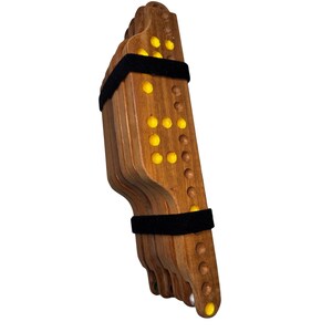 Può includere: Una pila di domino in legno con punti gialli e marroni, tenuti insieme da due fasce elastiche nere. I domino hanno un design curvo e sono realizzati in legno marrone chiaro.