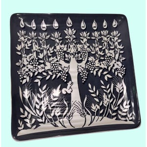 Puede incluir: Plato cuadrado de cerámica con fondo azul oscuro y diseño de árbol blanco. El árbol tiene uvas, hojas y gotas de agua. El diseño también incluye trigo y otro follaje.