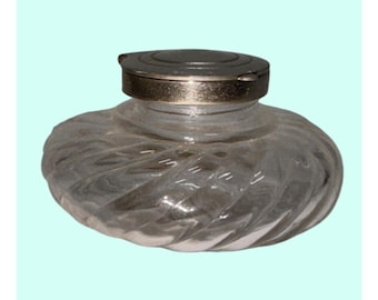 Tintero de cristal vintage con diseño retorcido y tapa metálica con bisagras