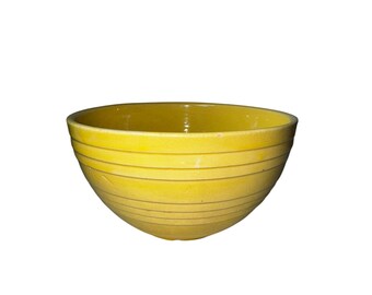 Ciotola gialla McCoy USA resistente al forno, 7,75 pollici, in ceramica con design a righe vintage.