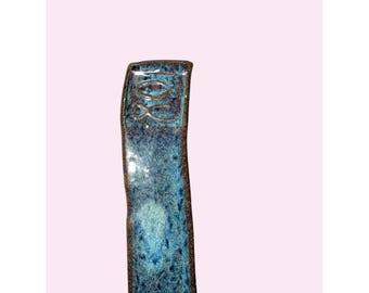 Vaso rettangolare rettangolare in ceramica blu, realizzato a mano con motivo a pesci, firmato.