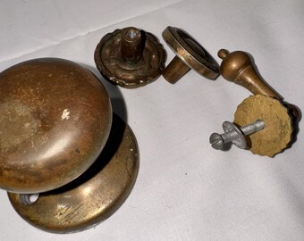 Vintage dörrknoppset i mässing med dekorativa bakplattor och beslag